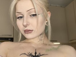 goth-bimbo live stream preview